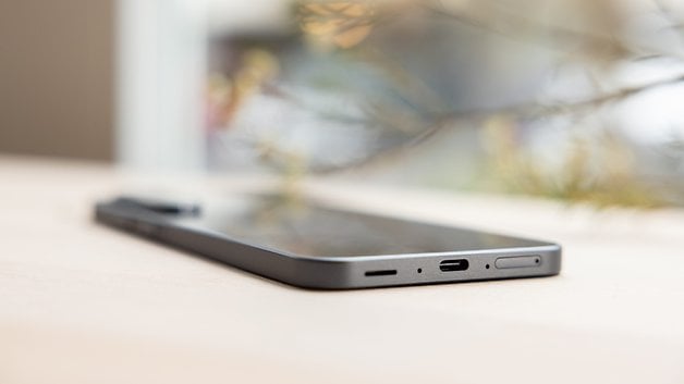 Samsung Galaxy A36 repousado em cima de uma mesa.