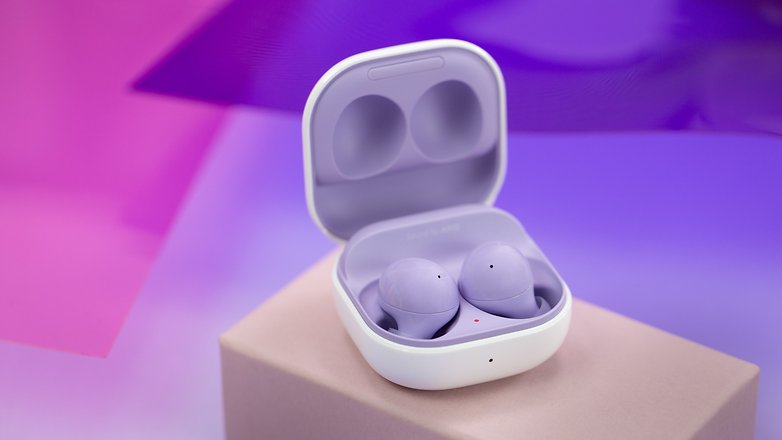 NextPit Samsung Galaxy Buds2 case open