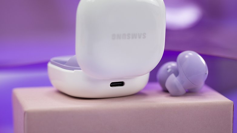 NextPit Samsung Galaxy Buds2 case usb