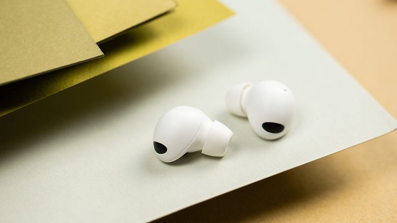 galaxy buds 2 pro auf tisch