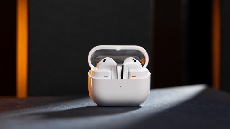 Samsung Galaxy Buds 3 in einer Ladehülle auf einer dunklen Oberfläche.