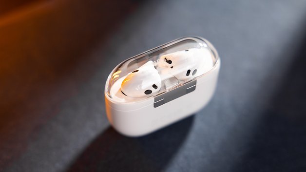 Samsung Galaxy Buds 3 dans leur étui de chargement sur une surface sombre.