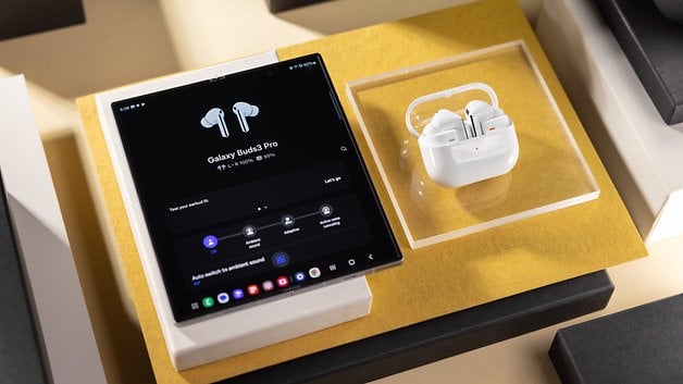 Die Samsung Galaxy Buds 3 Pro neben einem aufgeklappten Galaxy Z Fold 6.