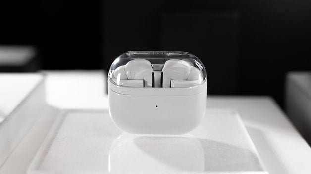 Le boîtier de recharge des Samsung Galaxy Buds 3 Pro vu de face et posé verticalement.