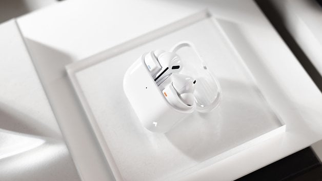 Les Samsung Galaxy Buds 3 Pro dans leur boîtier de recharge dont le couvercle est ouvert.