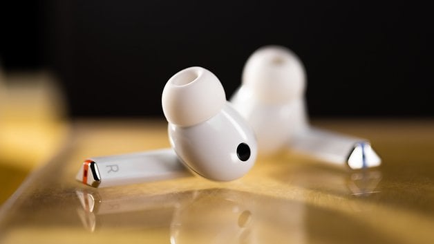 Les Samsung Galaxy Buds 3 Pro posés à plat avec un aperçu de leurs embouts en silicone.