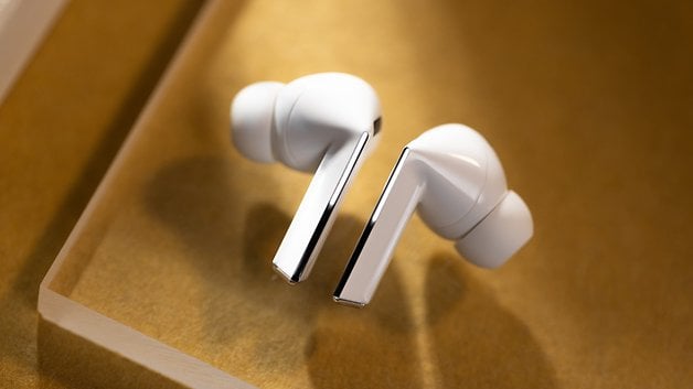 Les Samsung Galaxy Buds 3 Pro vus de haut et posés l'un à côté de l'autre.