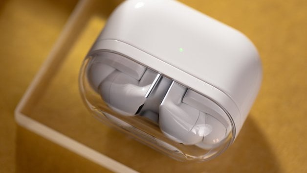 Les Samsung Galaxy Buds 3 Pro rangés dans leur boîtier fermé et posé la tête à l'envers.