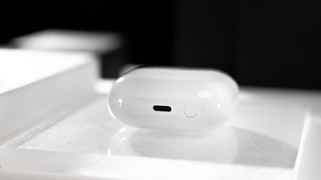 Das Samsung Galaxy Buds 3 Pro Ladecase mit einem Blick auf den USB-C-Anschluss.