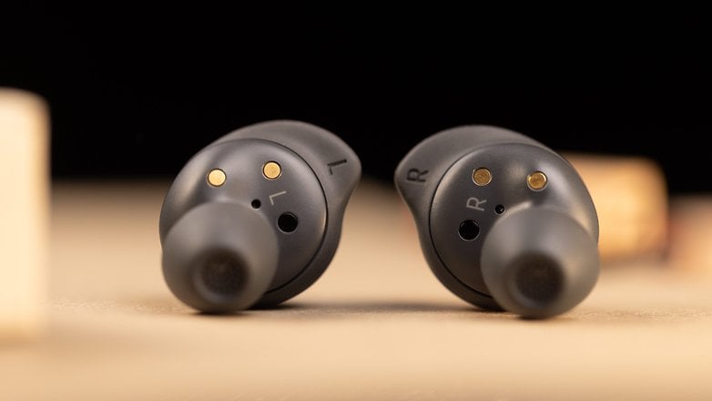 The wings of the Galaxy Buds FE ensure a steady grip.
