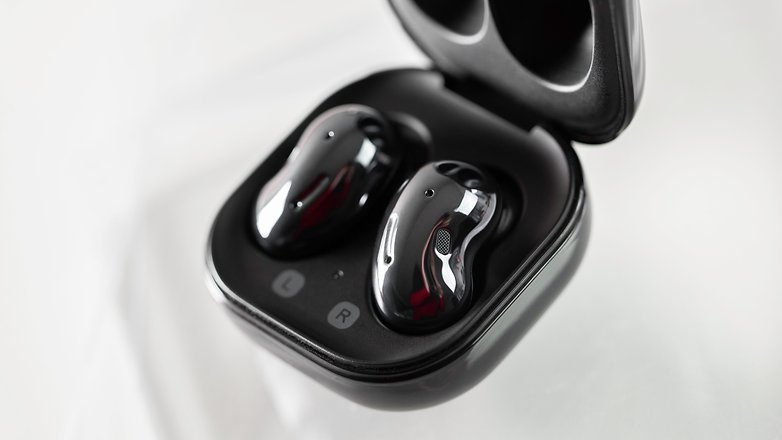 NextPit Samsung Galaxy Buds Live case open