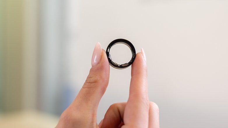 Samsung Galaxy Ring in Nahaufnahme, in der Hand gehalten