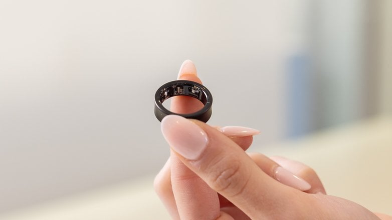 Samsung Galaxy Ring in Schwarz, in der Hand gehalten