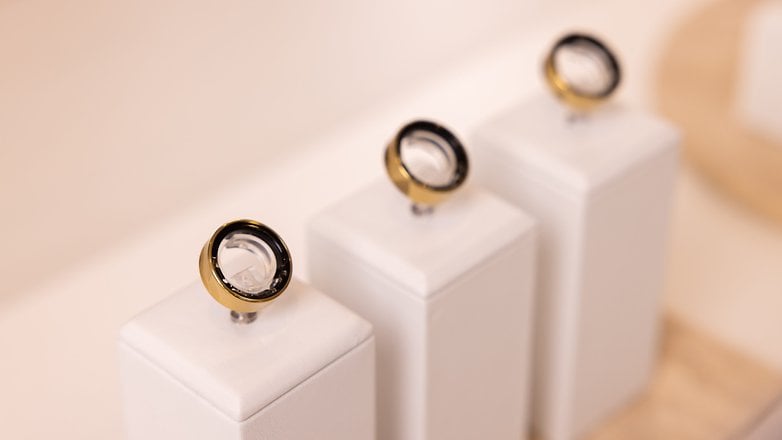 Samsung Galaxy Ring in der Farbe Gold in Nahaufnahme