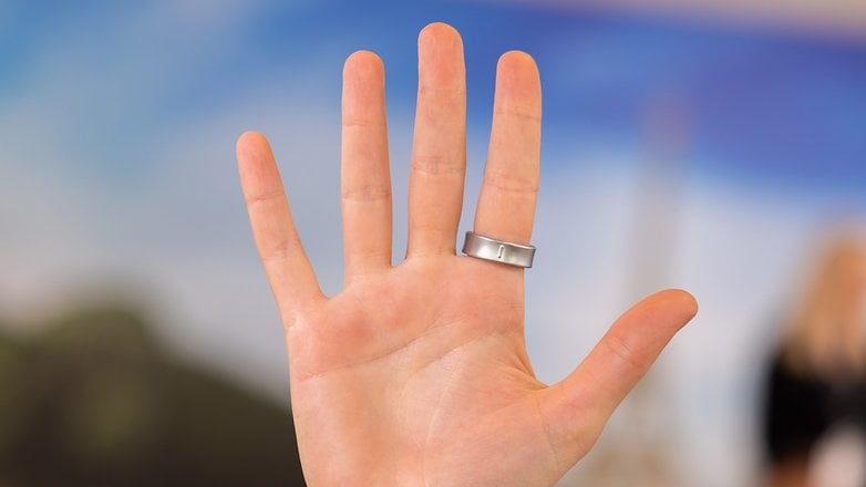 Galaxy Ring an der Hand mit Blick auf die Kerbe an der Unterseite des Rings