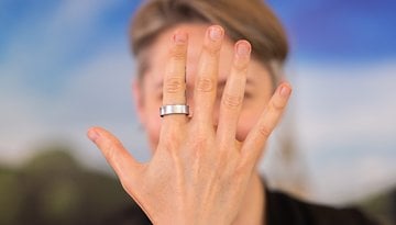 A person wearing the Samsung Galaxy Ring in the index finger