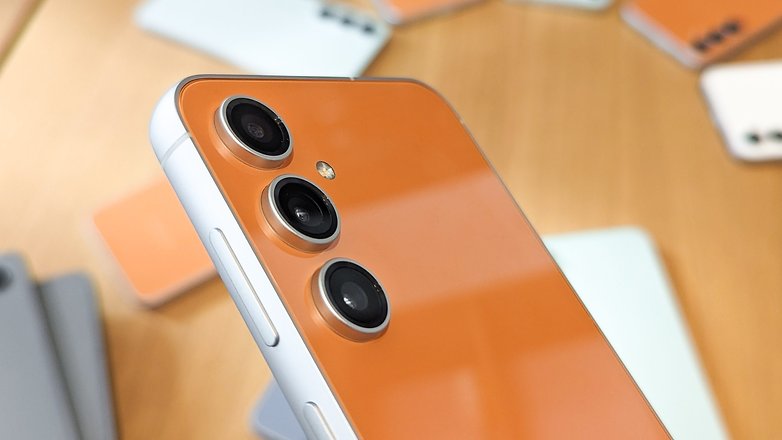 Le Samsung Galaxy S23 FE vu de dos avec un aperçu de son coloris Tangerine au revêtement en verre brillant