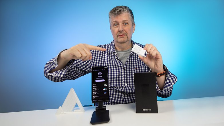 Matt avec le Samsung Galaxy S23 et le très petit bloc d'alimentation.