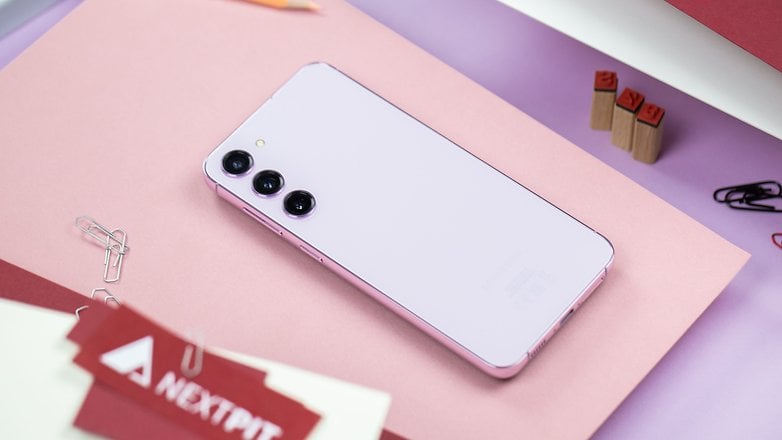 Galaxy S23 Plus dilihat dari modul foto belakang kelihatan seperti Galaxy S23 Ultra