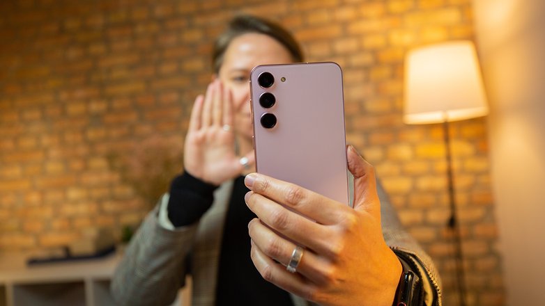 NextPit editor triggering the Galaxy S23+ front-camera with a hands gesture.