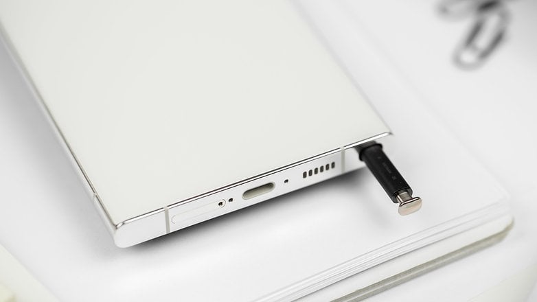 Galaxy S23 Ultra design tranche inférieure avec aperçu du S Pen dans on emplacement