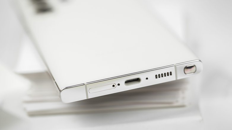 Galaxy S23 Ultra design vu de dos tranche inférieure avec aperçu du port USB-C