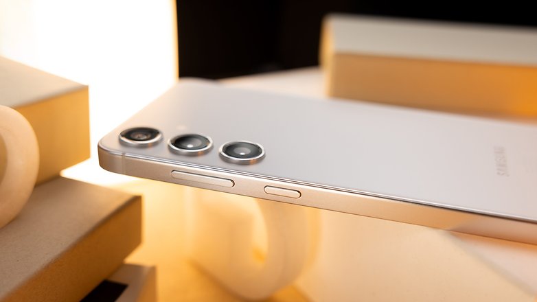 Das Samsung Galaxy S24+ von schräg oben mit Blick auf die Rückseite fotografiert