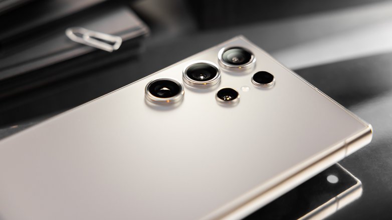 Le Samsung Galaxy S24 Ultra vu de dos avec son quintuple module photo