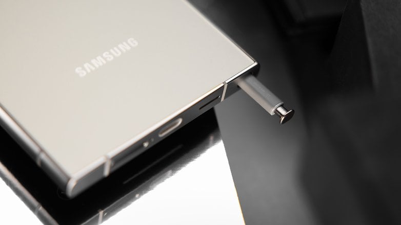 Le Samsung Galaxy S24 Ultra vu de dos avec son S Pen légèrement sorti de son emplacement