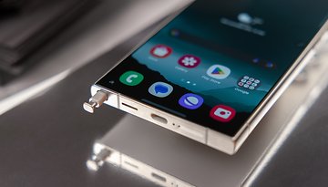 Le Samsung Galaxy S24 Ultra posé sur le dos avec son S Pen légèrement sorti de son emplacement
