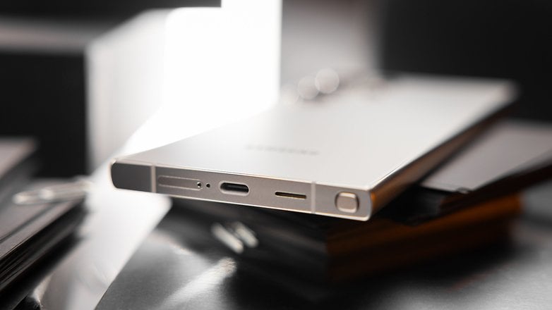 La tranche inférieure du Samsung Galaxy S24 Ultra avec son port USB-C, port SIM et emplacement pour le S Pen