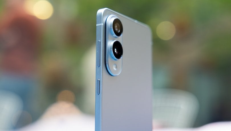 Samsung Galaxy S25 Edge Review: Extra-Thin, But at What Cost? nextpit Samsung Galaxy S25 Edge Camera Side