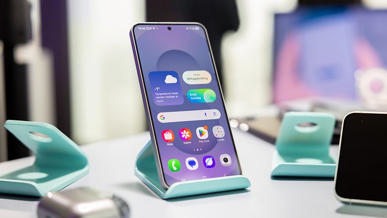 Samsung Galaxy S25 auf einem türkisfarbenen Ständer mit einer bunten App-Oberfläche. Samsung Galaxy S25 auf einem türkisfarbenen Ständer mit einer bunten App-Oberfläche.