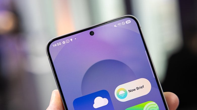 Gros plan de l'écran d'un smartphone Samsung Galaxy S25 montrant un fond violet et des icônes d'applications.