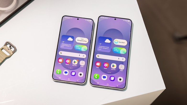 Zwei Samsung Galaxy S25-Smartphones zeigen eine Benutzeroberfläche mit Wetter- und App-Icons.