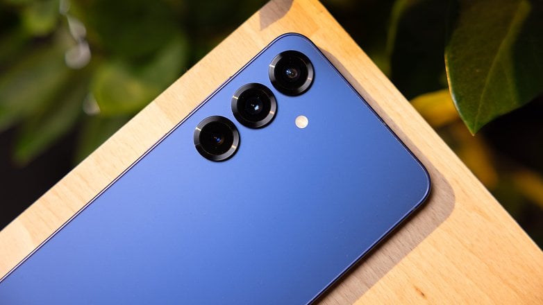 Nahaufnahme eines blauen Samsung Galaxy S25 Plus-Smartphones, das seine Kameraanordnung zeigt.