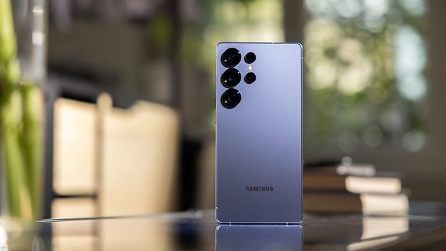 Samsung Galaxy S25 Ultra Smartphone, Rückansicht mit mehreren Kameralinsen.