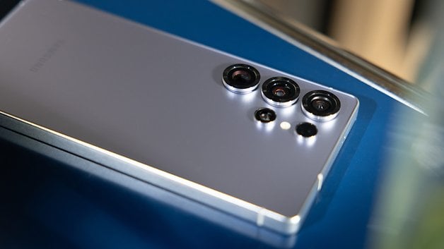 Gros plan de l'arrière d'un smartphone Samsung Galaxy S25 Ultra montrant ses lentilles de caméra.