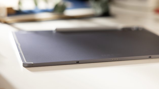 Galaxy Tab S10+ em uma mesa mostrando o design traseiro e entradas.