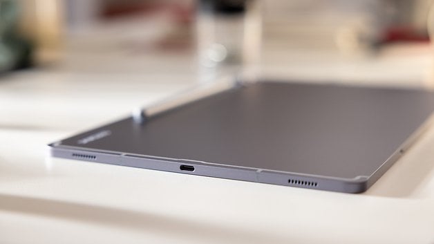 Eine Nahaufnahme des Samsung Galaxy Tab S10+ mit seinen Anschlüssen und dem schlanken Design.