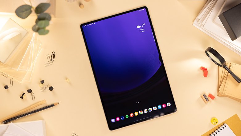 Das Samsung Galaxy Tab S9 Ultra von vorn, auf dem Tisch liegend