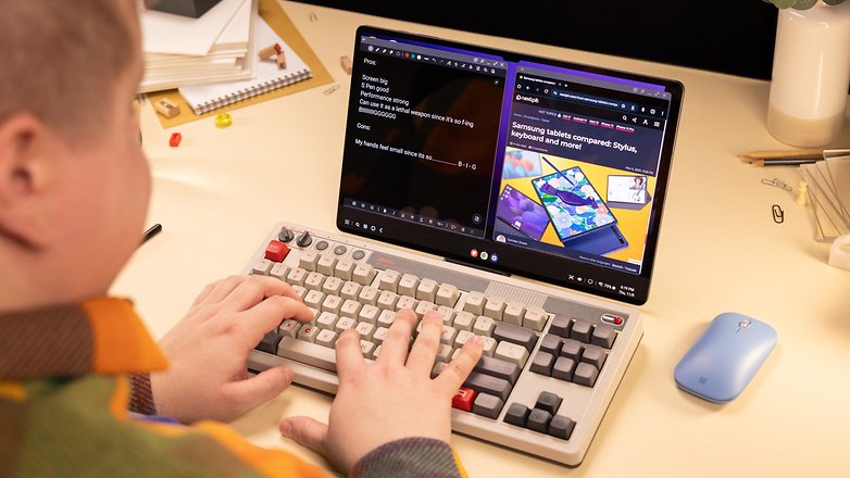 Das Display des Galaxy Tab S9 Ultra wird mit externer Tastatur im DeX-Modus genutzt.