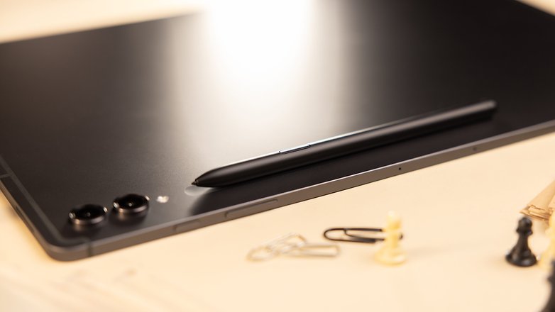 La Samsung Galaxy Tab S9 Ultra vue de dos avec le stylet S Pen aimanté sur le côté gauche du dos