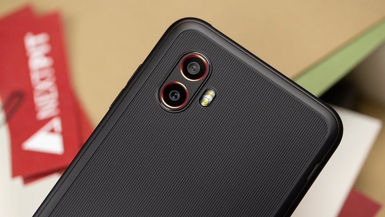 Le Galaxy Xcover 6 Pro vu de dos avec un aperçu de son double module photo