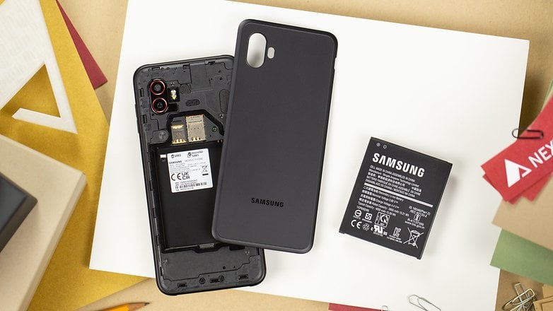 Galaxy XCover 6 Pro с изваден заден капак и батерия