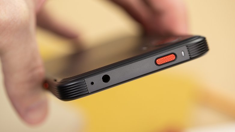 La tranche supérieure du Galaxy XCover 6 Pro avec le bouton supplémentaire rouge et la prise jack