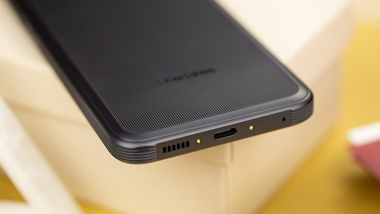 La tranche inférieure du Galaxy XCover 6 Pro avec ses broches Pogo