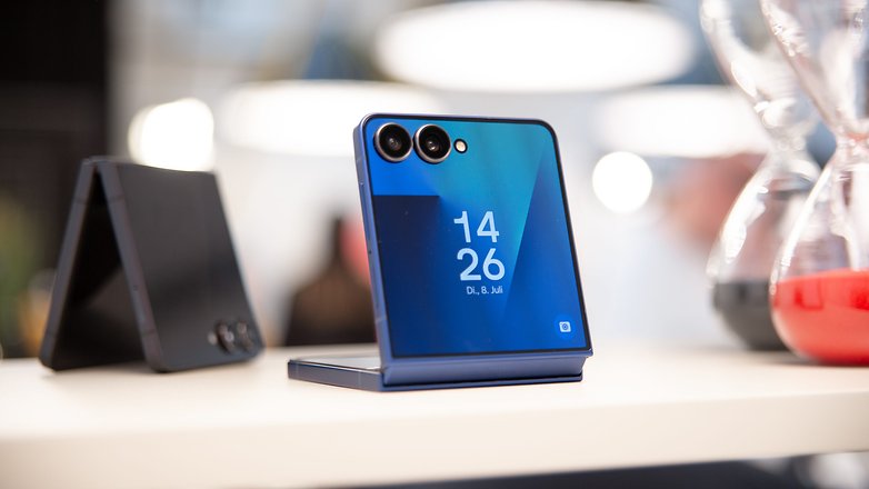 Das Außendisplay erstreckt sich fast über das komplette Cover Das Außendisplay erstreckt sich fast über das komplette Cover