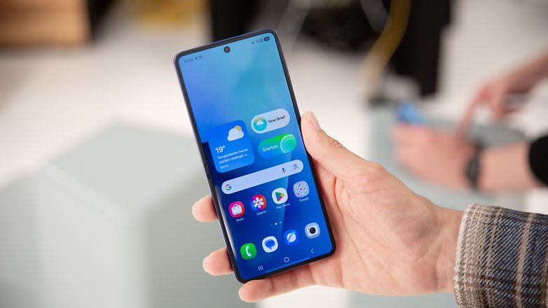 Eine Person hält ein Samsung Galaxy Z Flip7-Smartphone, das eine bunte App-Oberfläche zeigt. Eine Person hält ein Samsung Galaxy Z Flip7-Smartphone, das eine bunte App-Oberfläche zeigt.