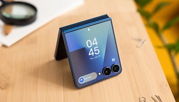 Ein Samsung Galaxy Z Flip7 Smartphone in gefalteter Position, das die Uhrzeit 04:45 auf dem Bildschirm zeigt.